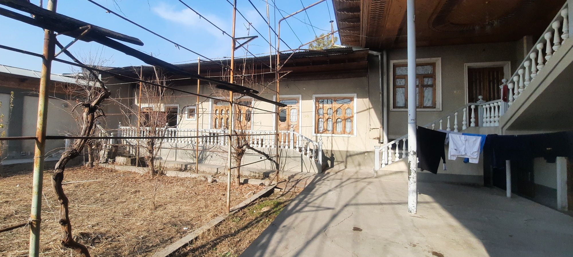 Xovli  uy sotiladi 8 sotix