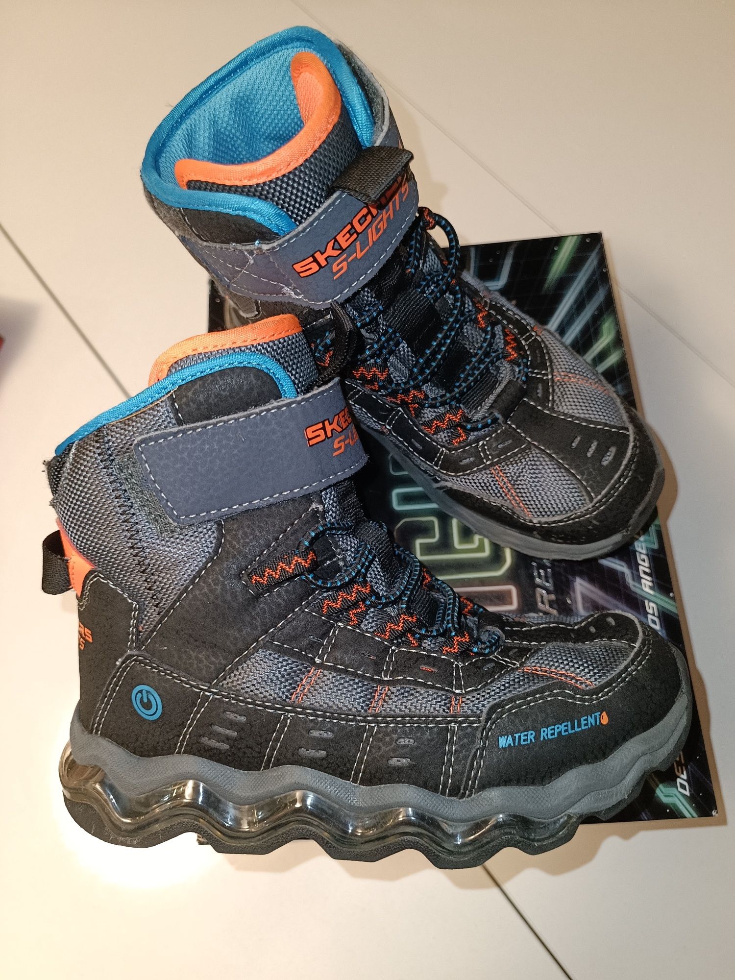 Sketchers 28 номер / 18 см стелка Непромокаеми СВЕТЕЩИ ботуши боти