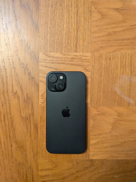 Vand Iphone 15 cu garantie Emag telefonul arata foarte bine din prima