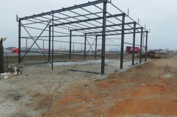 Vând ală metalică de pe stoc 10 m lățime 20 lungime 4 m la strașină cu