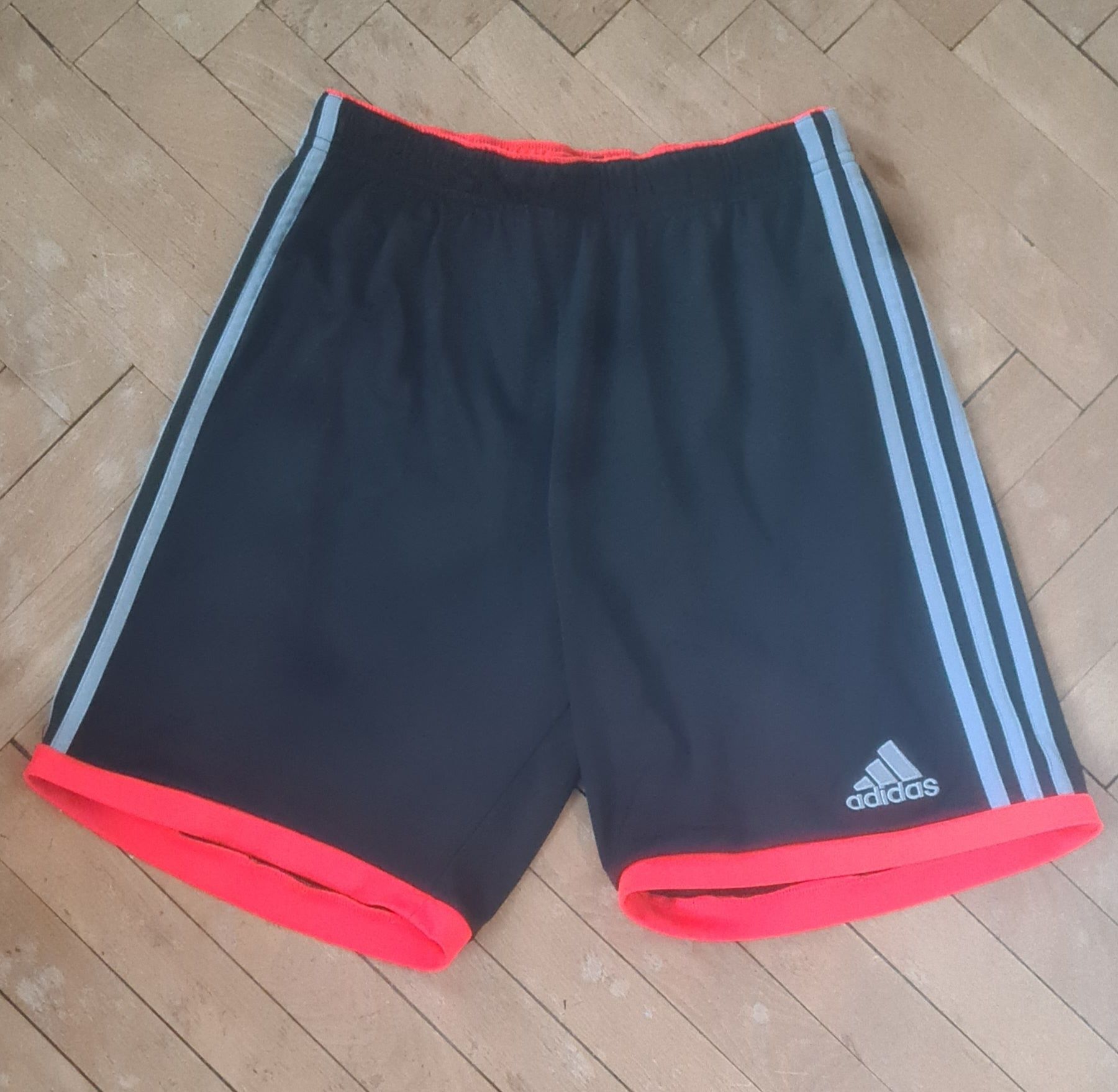 Къси панталони на Adidas