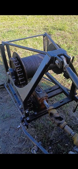 Vând troliu tractor