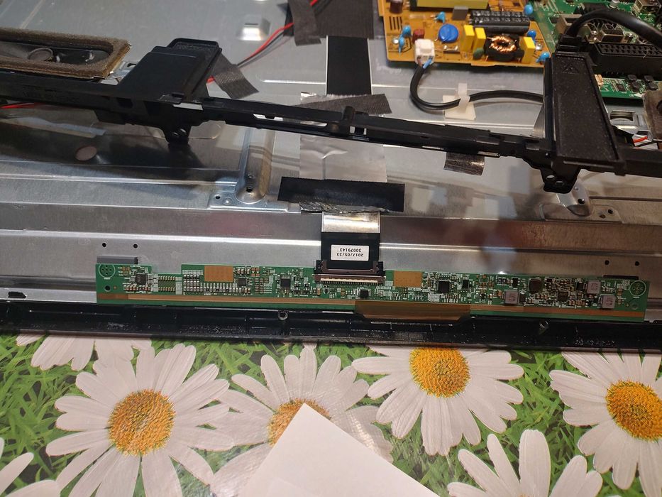 SMART Телевозор Crown 32289Т2SM двоен образ