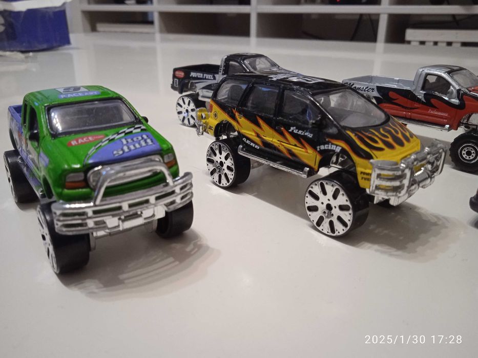 Метални колички 7 бр., Ford F series, Windstar. на Realtoy, 1:61- 1:64