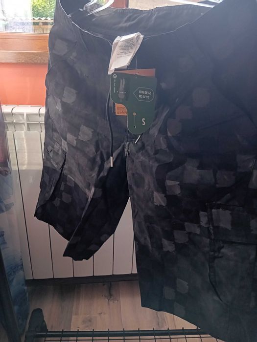 Vând pantaloni scurti barbatesti, noi cu eticheta