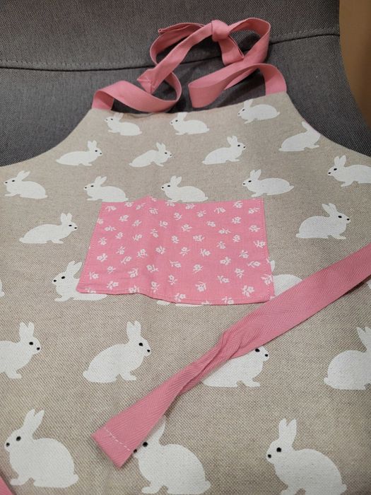 Детска престилка със зайчета