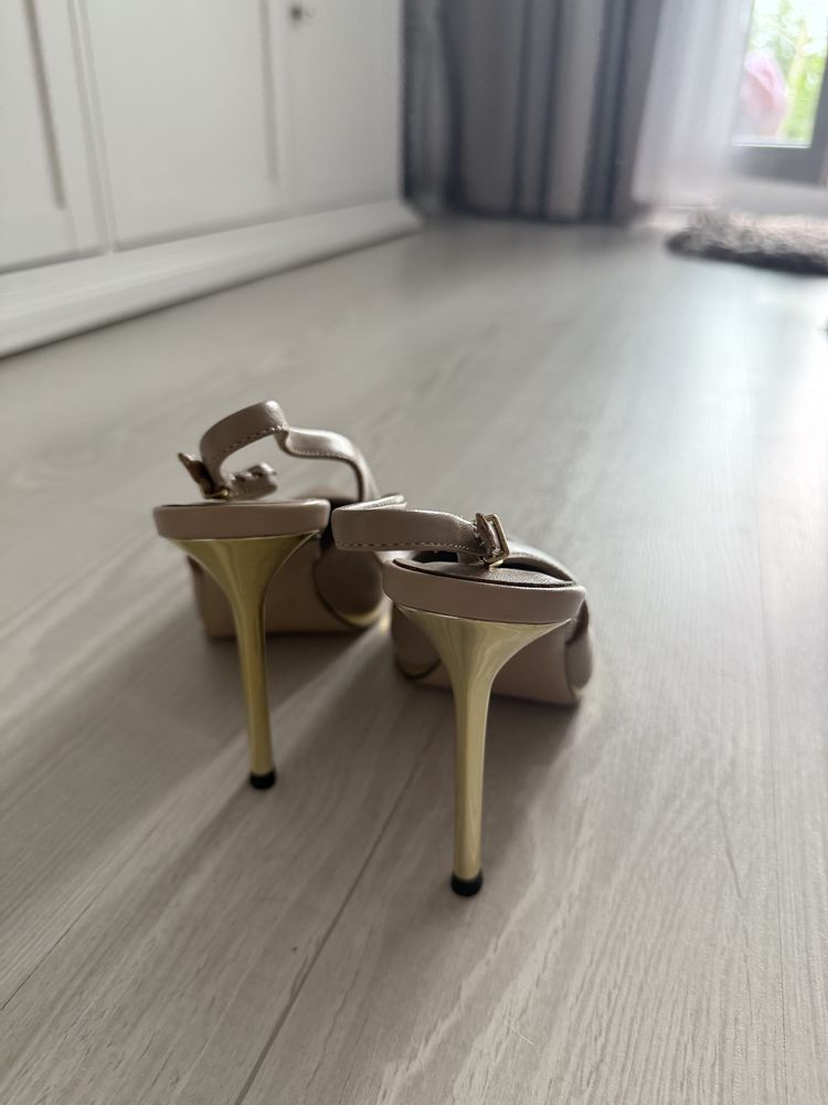 Vand pantofi toc subtire bej