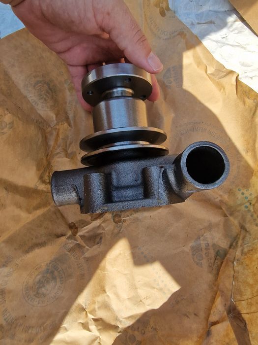 Pompa apa tractor ford dexta și super dexta preț 500 lei este original