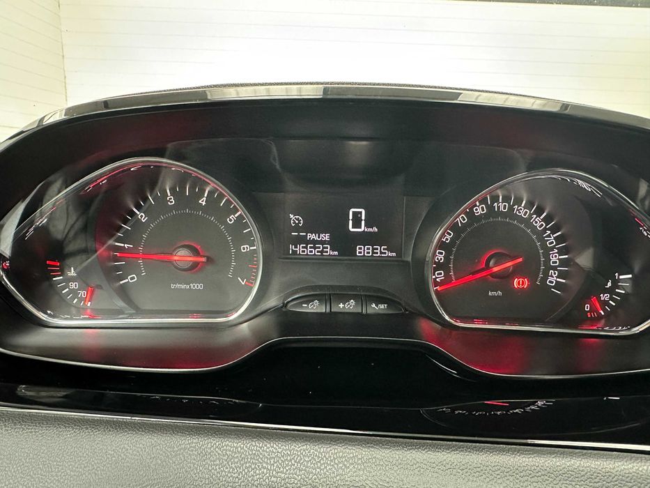 * Peugeot  208 *