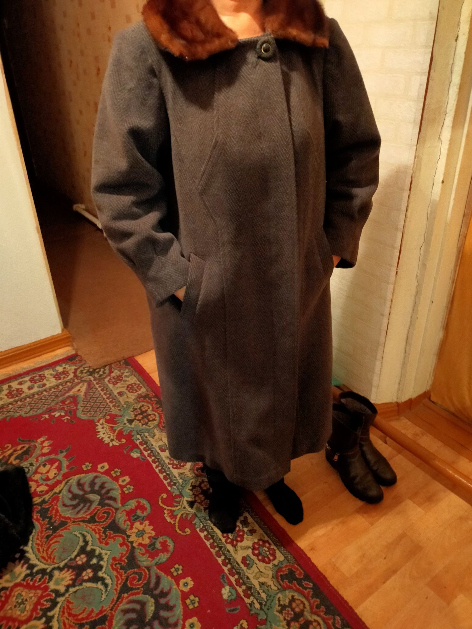 Шуба цигейковая и пальто женское, состояние нового.