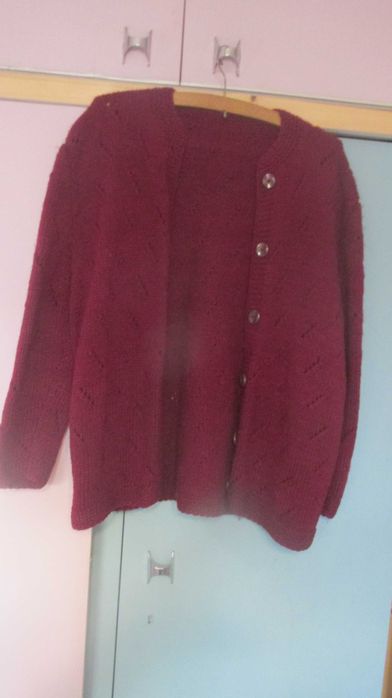 Продавам вълнена жилетка