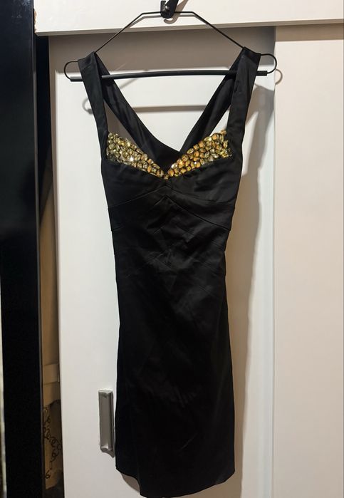 Разнообразни дамски дрехи – различни размери S–L