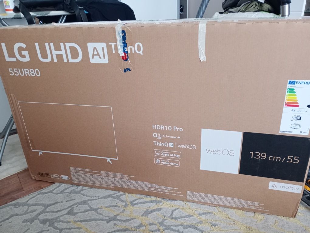 Телевизор LG55UR8