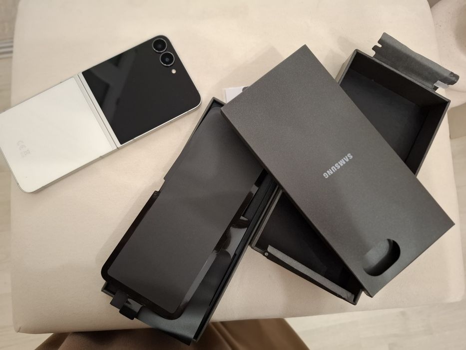 Telefon mobil Samsung Galaxy Z Flip7 FE, 8GB RAM, 256GB, 5G, White