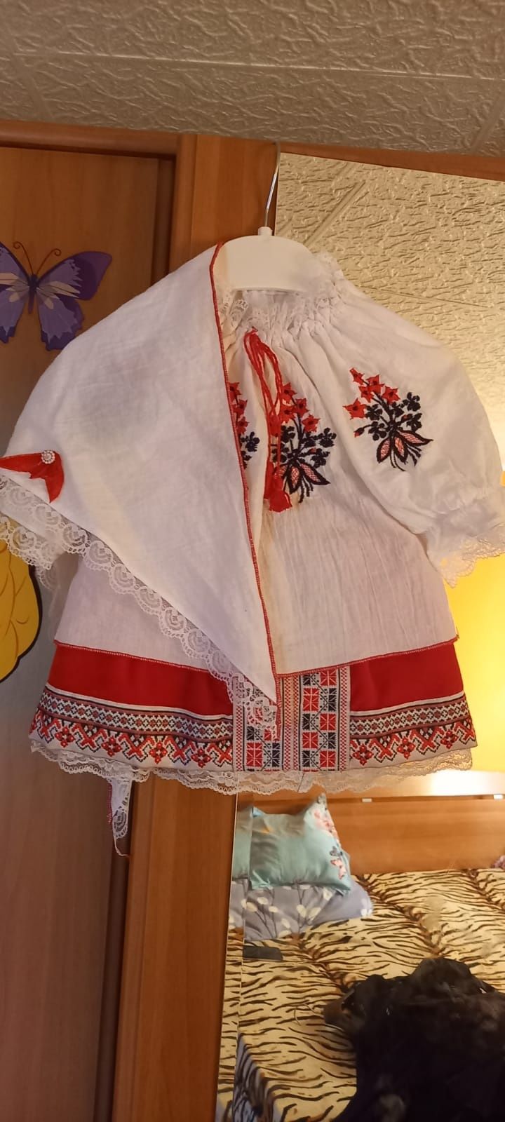 Vând costum național