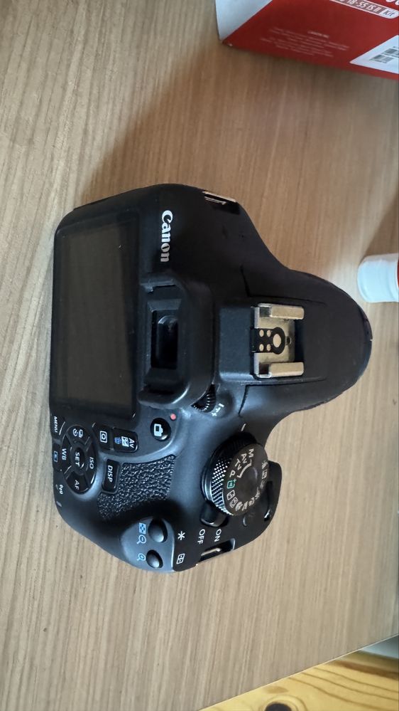 Canon EOS 2000D.