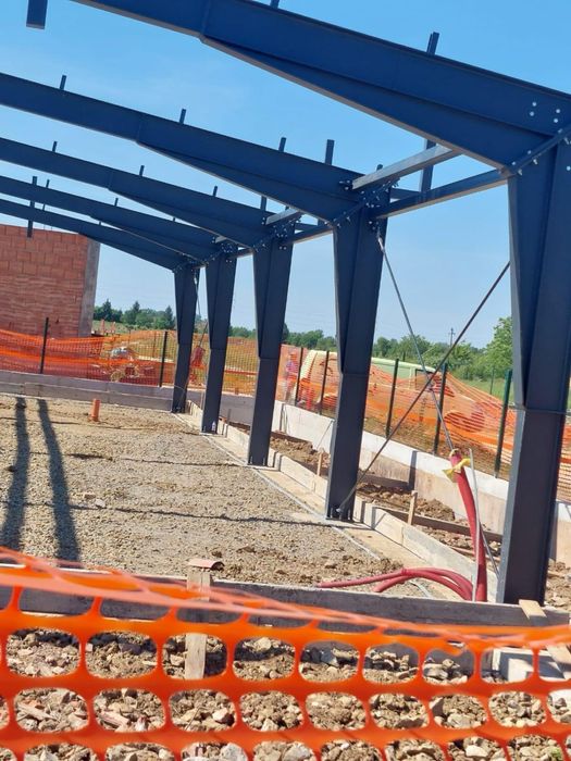 Sarpanta executam lucrari de renovare acoperis sau structura metalica