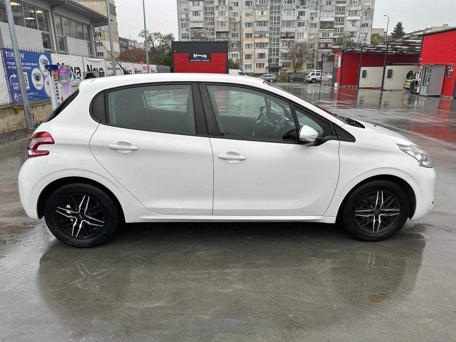 * Peugeot  208 *