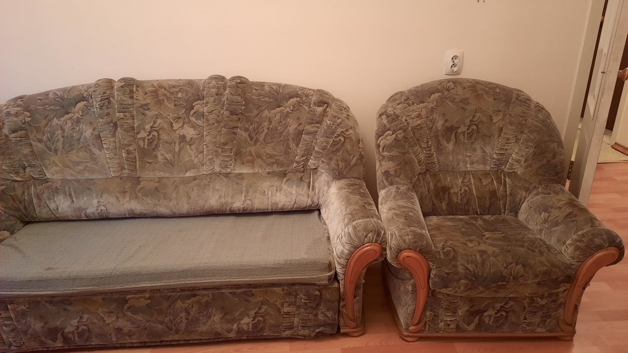 Продам диван и 2 кресла