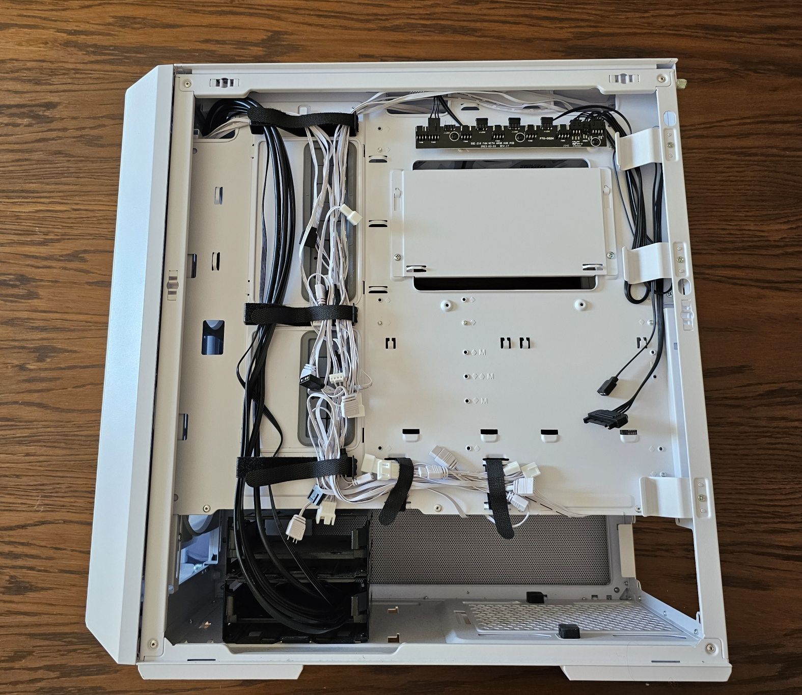 Lian li 216 white RGB Liancool кутия за компютър Лиан ли бяла