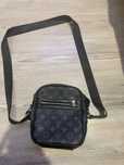 Borseta Louis Vuitton neagra