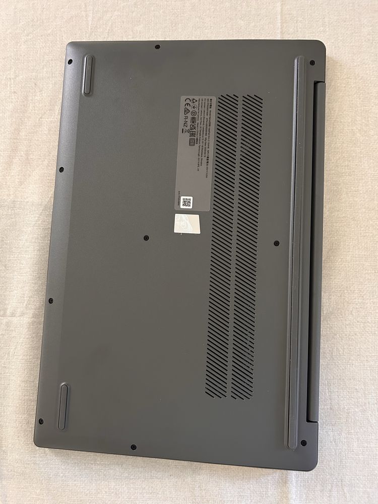 Чисто нов лаптоп Лаптоп LENOVO IdeaPad Slim 3 15IAH8 83ER007RBM 15.6 "