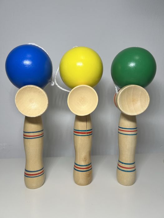 Kendama de Lemn cu Bila Colorata (NOUĂ)