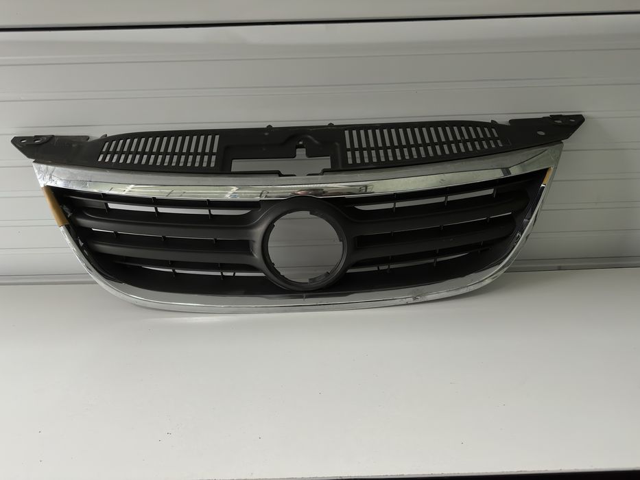 GRILĂ CENTRALĂ RADIATOR – VW Tiguan 5N nfl (2007–2011) cu DEFECT