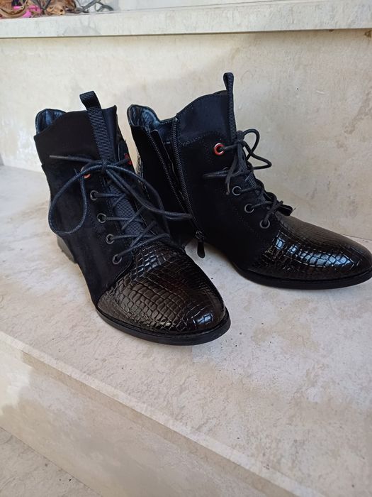 Дамски боти лак и велур