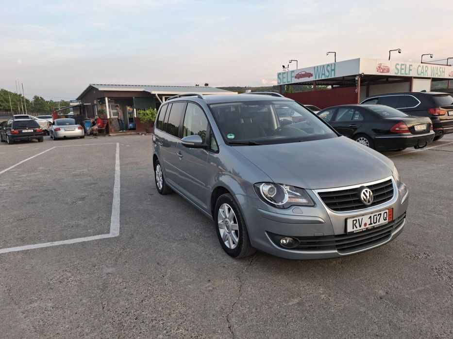 Vw Touran 2010  1.9  Tdi  7 Locur Adusa Recenti
Motorizare 1.9 Tdi 6.