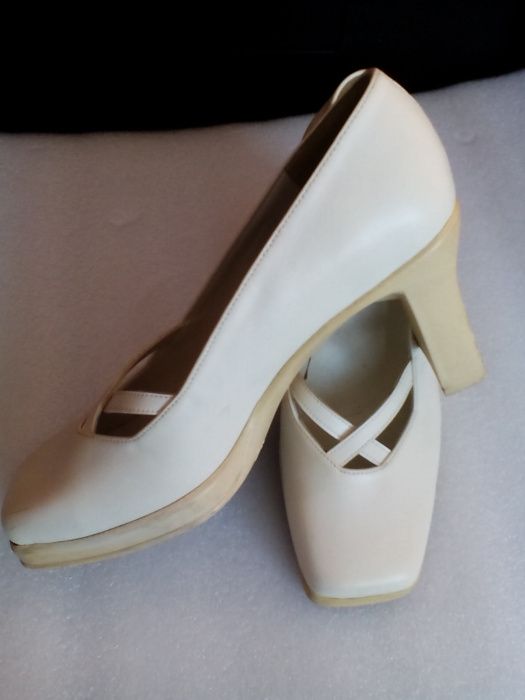 Дамски бели обувки
