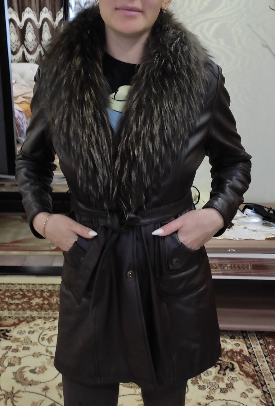 Продам кожаную куртку женскую