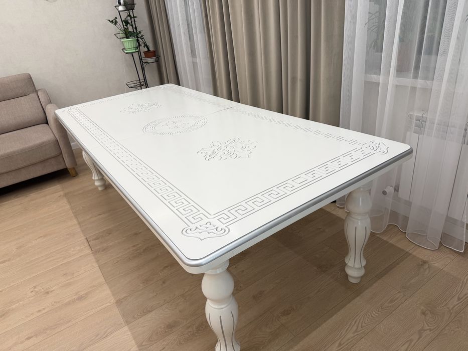 Продается стол в гостиную