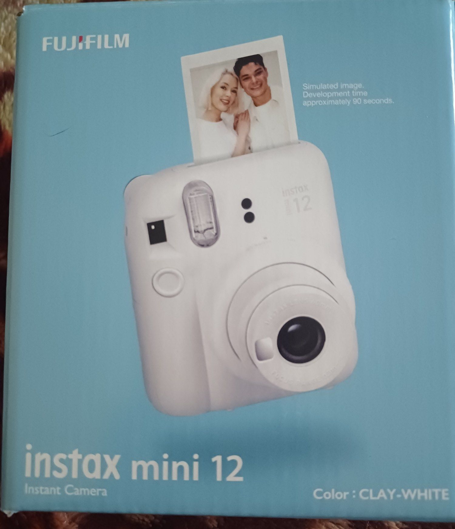 Продам фотоаппарат instax mini 12 clay white