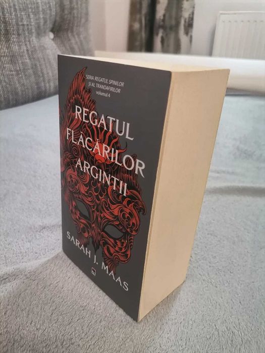 Vând „Regatul flăcărilor argintii” – Sarah J. Maas .