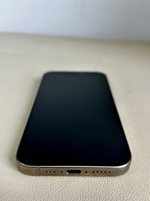 Vând iPhone 15 Pro Titanium, de 256gb, baterie 100%. Stare impecabilă.