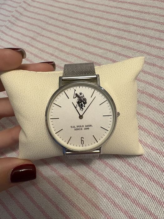 Красив и нов часовник “U.S.Polo”от нераждаема стомана,в сребърен цвят!