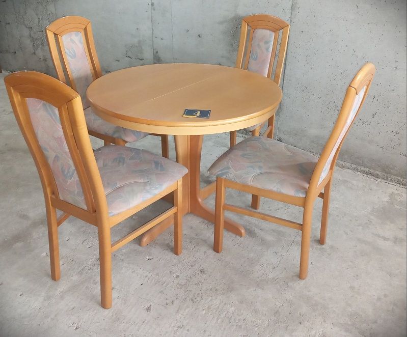 Комплект масивна разтегателна маса с 4 стола.
Размери 95/135см.
600лв.