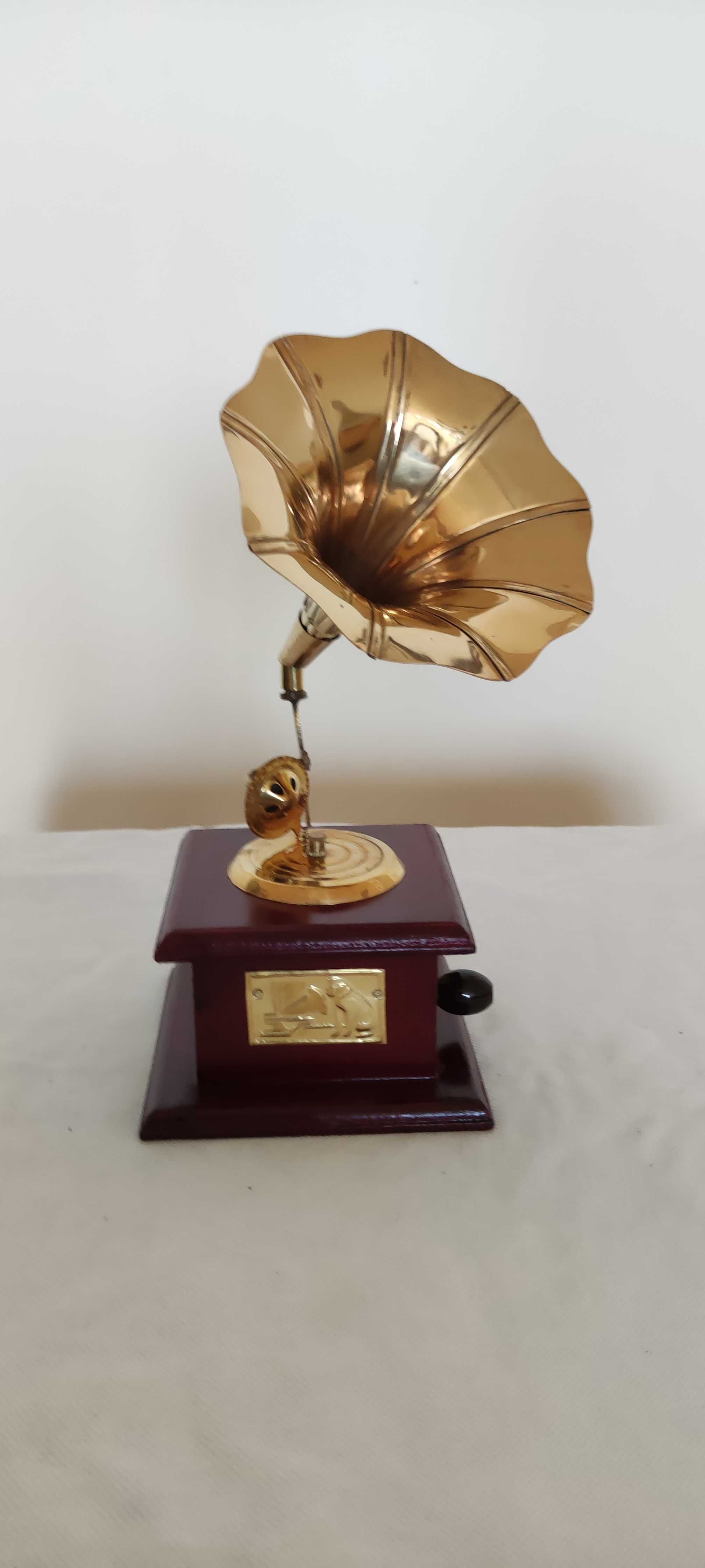 Грамофон с фуния- сувенири 2 модела