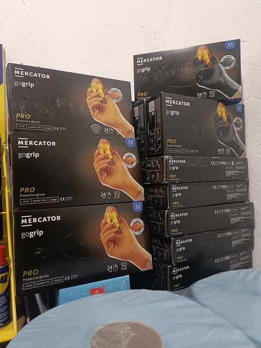 Vand diferite produse:mănuși,spray uri,ulei motor etc.