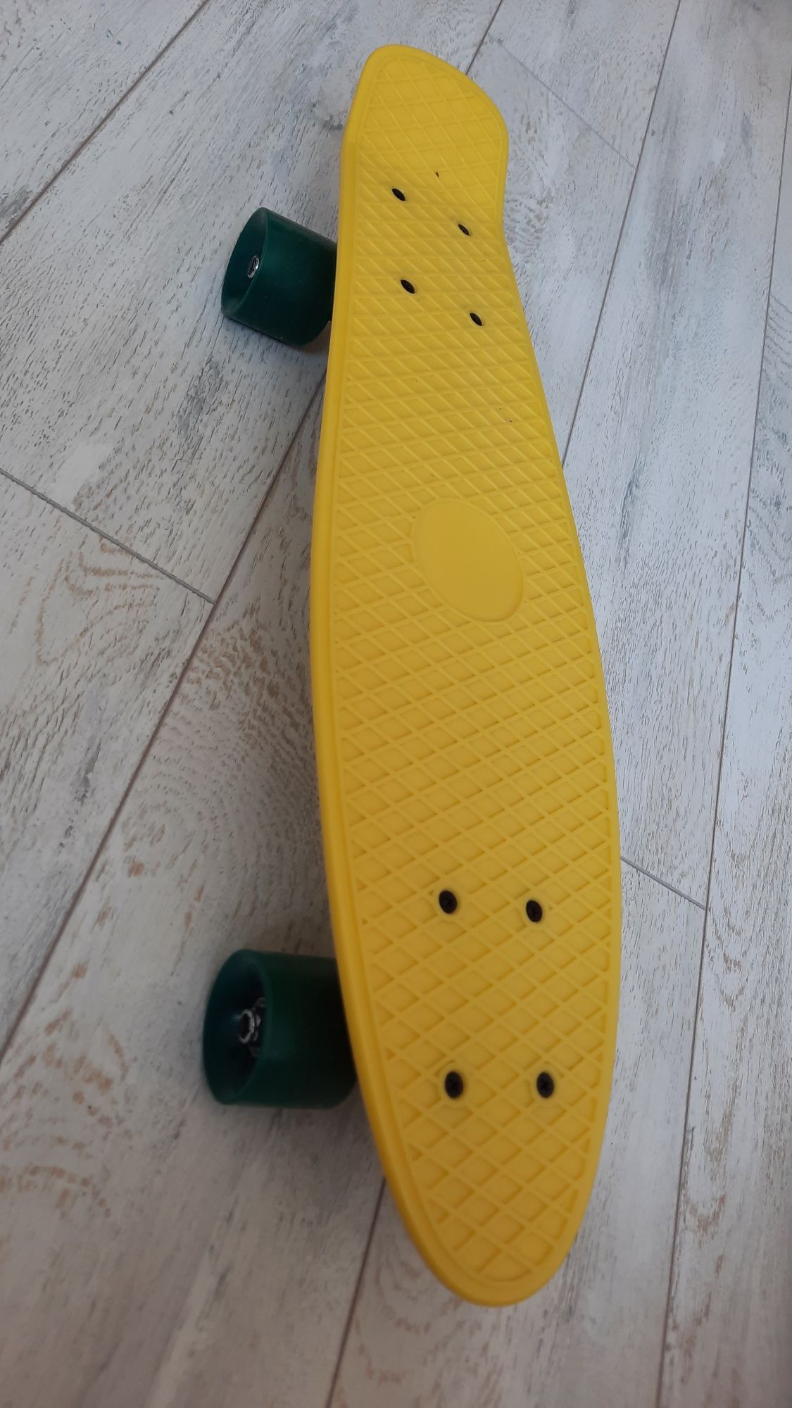 Skateboard copii galben cu roti verzi