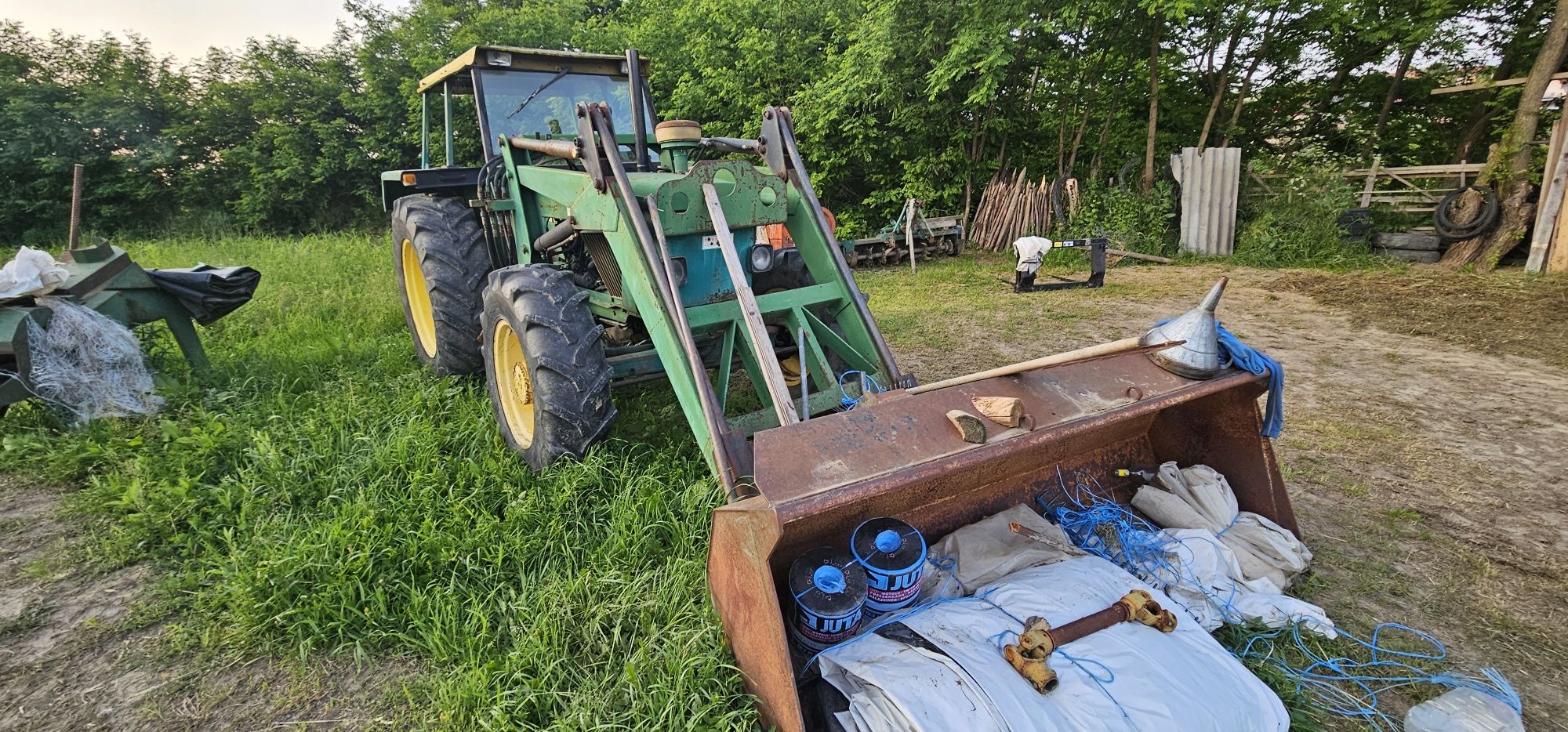 Vând John deere 2140