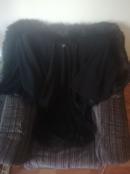 Capă dama cu mâneci și guler cu blană