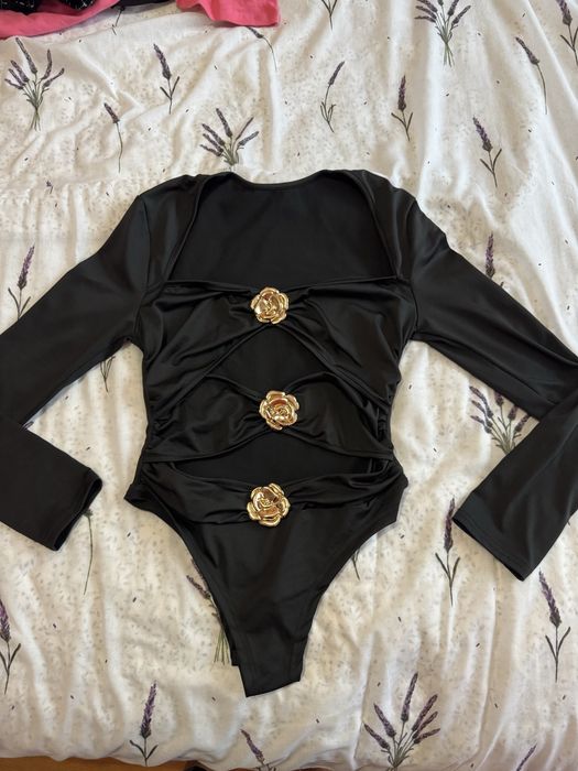 Дамско черно боди със златисти орнаменти