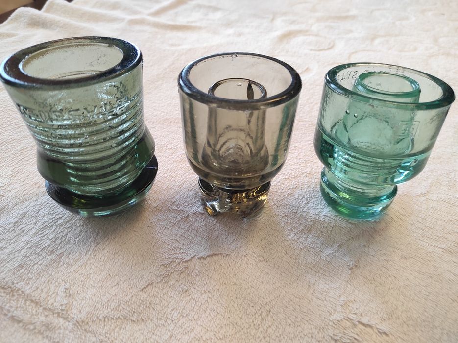 Izolatori vechi din sticla