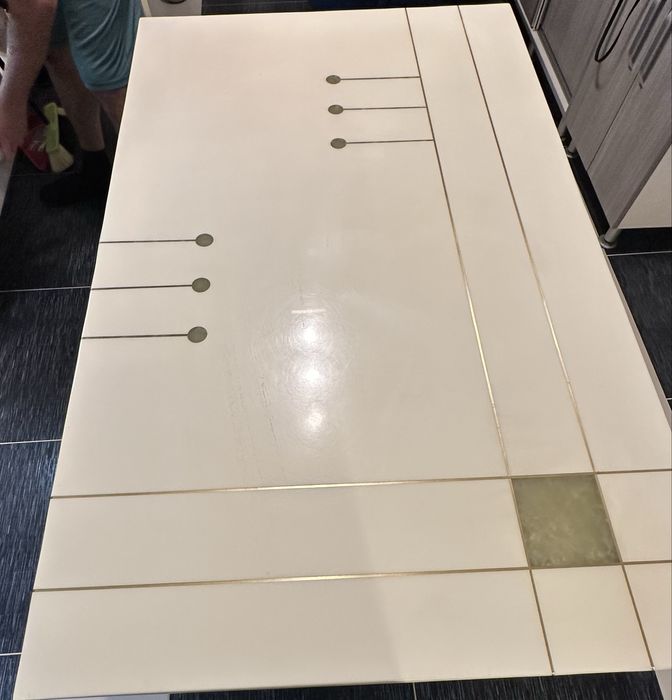 Vand masa de bucatarie in stare perfecta , blat de marmura .