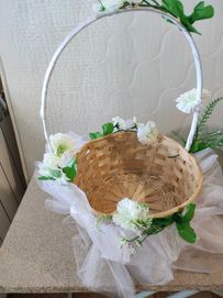 Сватбена кошница за бутониери в бяло и зелено и аксесоар за коса