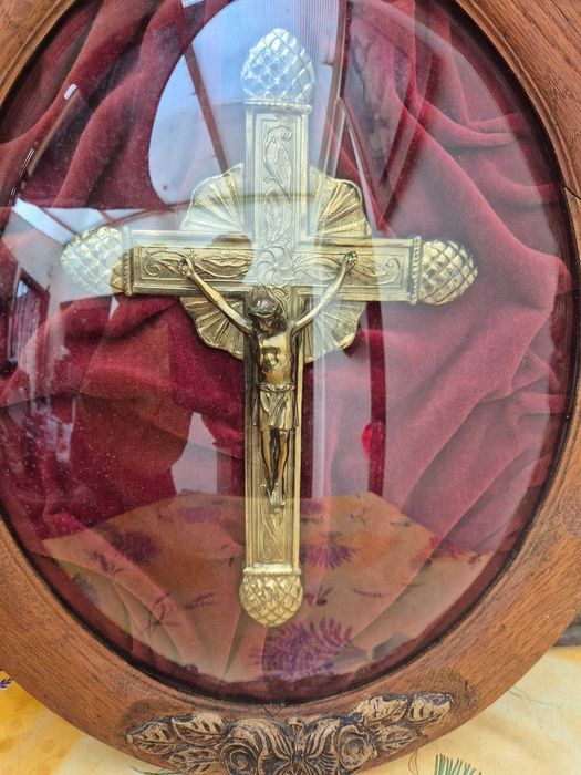 Superb crucifix vintage sub sticla