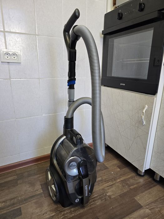 Пылесос. Филипс. Philips FC9735. отлично работает.