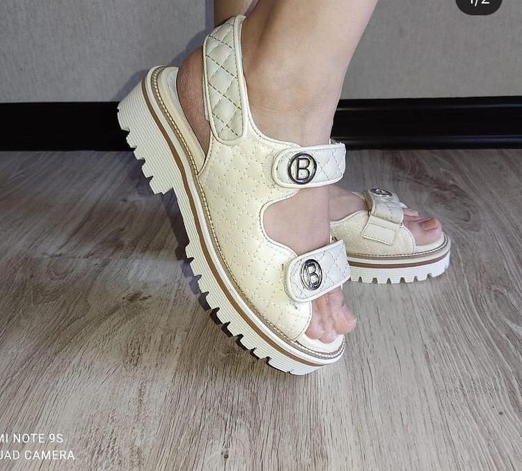 Шлепанцы и сандали